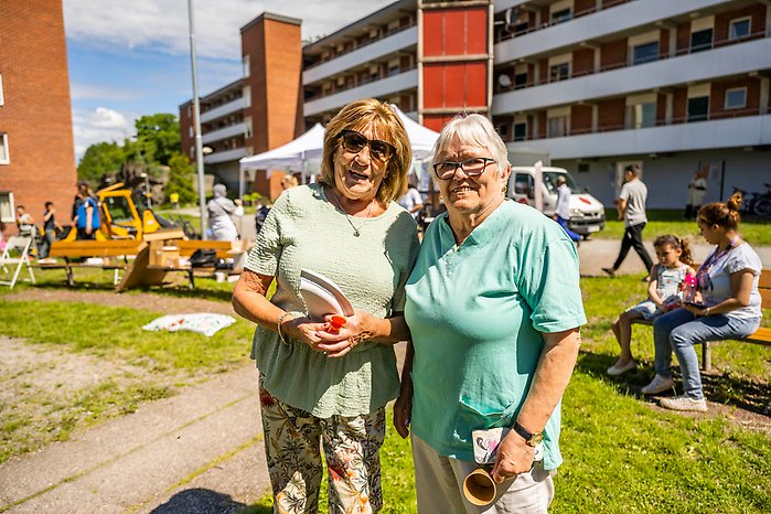 Två äldre damer i Vårby gård